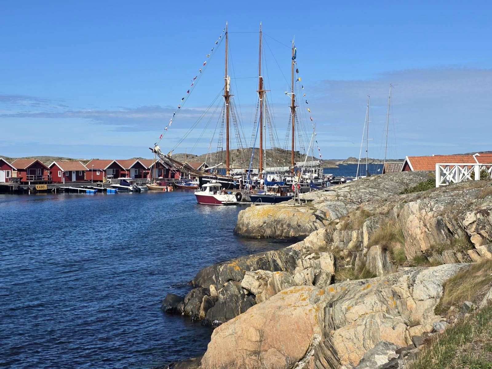 Tremastare i hamn på västra Orust